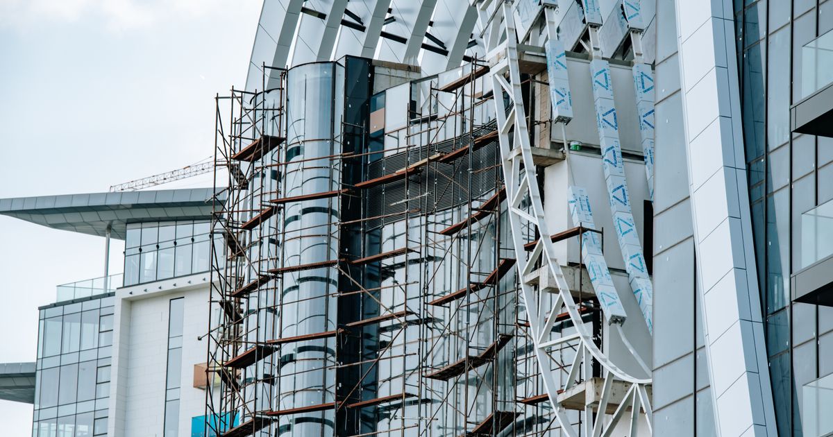 Fachada de edifício em obra — objeto da disputa entre incorporadora e empreiteiro