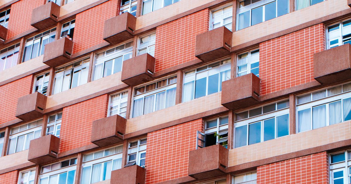Fachada de edifício residencial — condomínio que depende de decisões técnicas do síndico